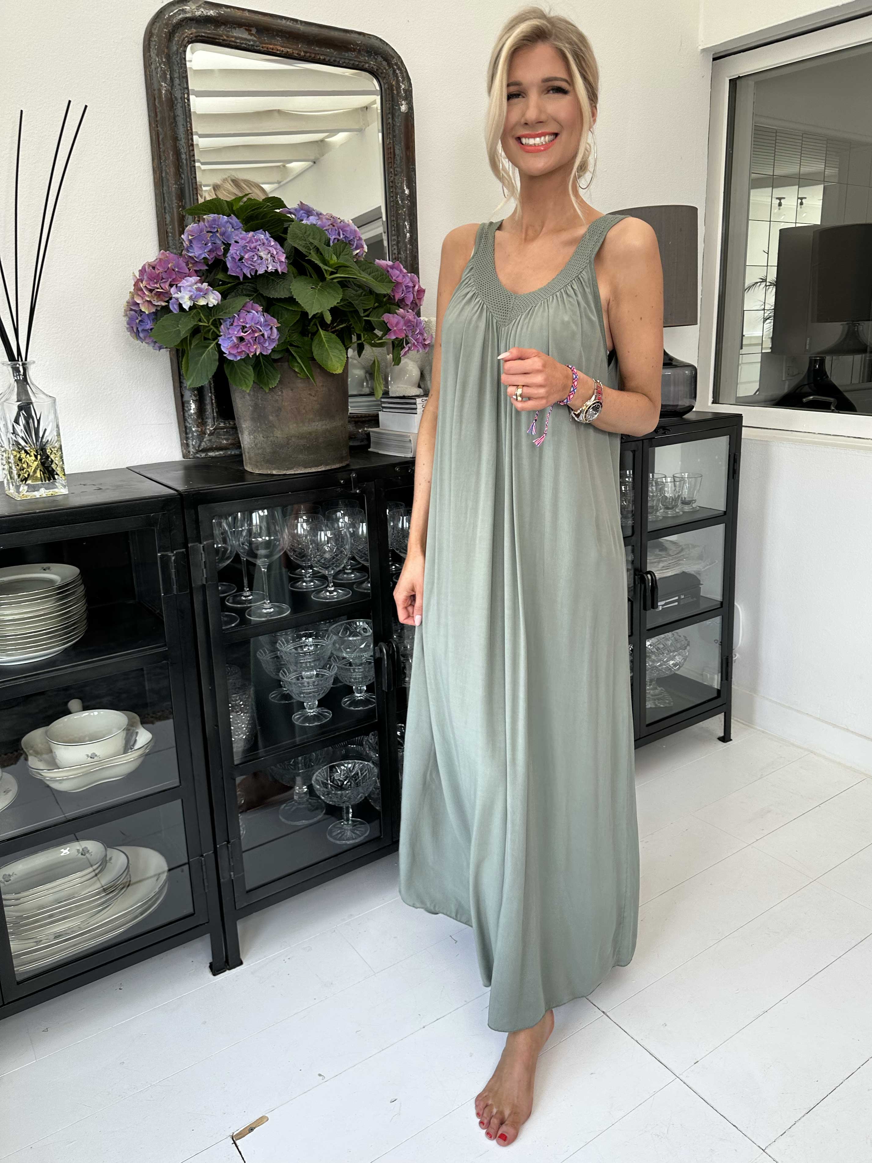 Arizona - Lång sommarklänning med breda axelband - Army